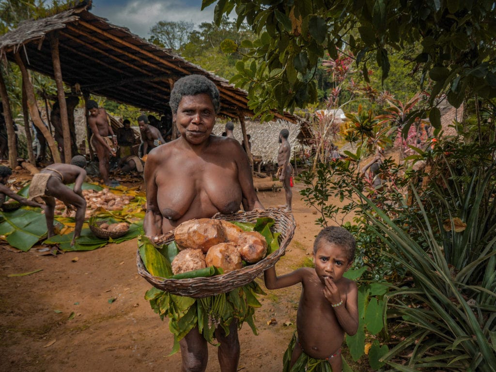Nagriamel, traditionelles Essen in Melanesien. Dschungelreisen