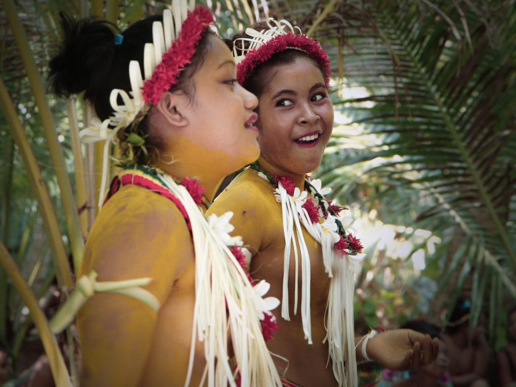Nackte indigene Mödchen tanzen auf einsamer Insel Yap Mikronesien Naturvölker