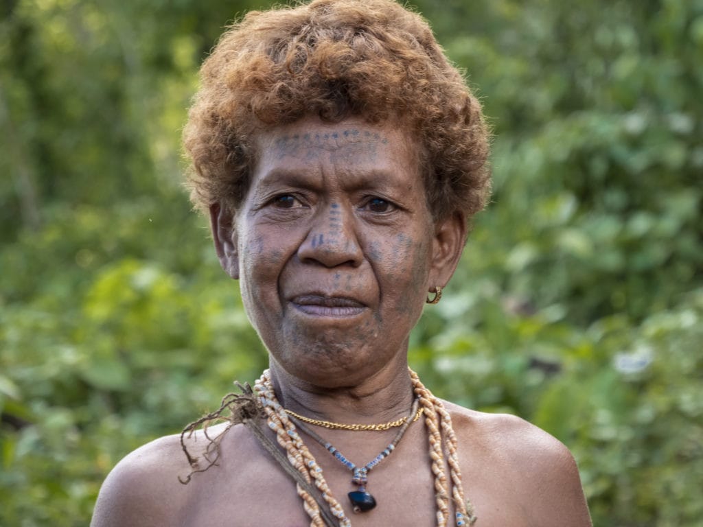 indigene Gesichtstattoos in den Salomonen