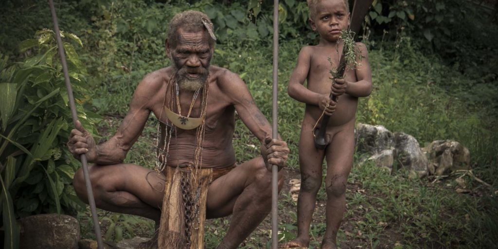 Indigene Waffen, Reisen nach Melanesien