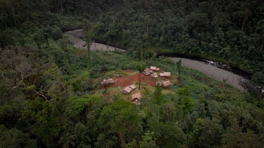 Isoliertes Dorf in Melanesien