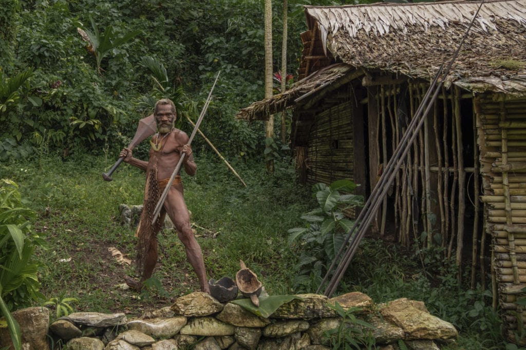 Nackte Kannibalen in Melanesien mit traditionellen Waffen
