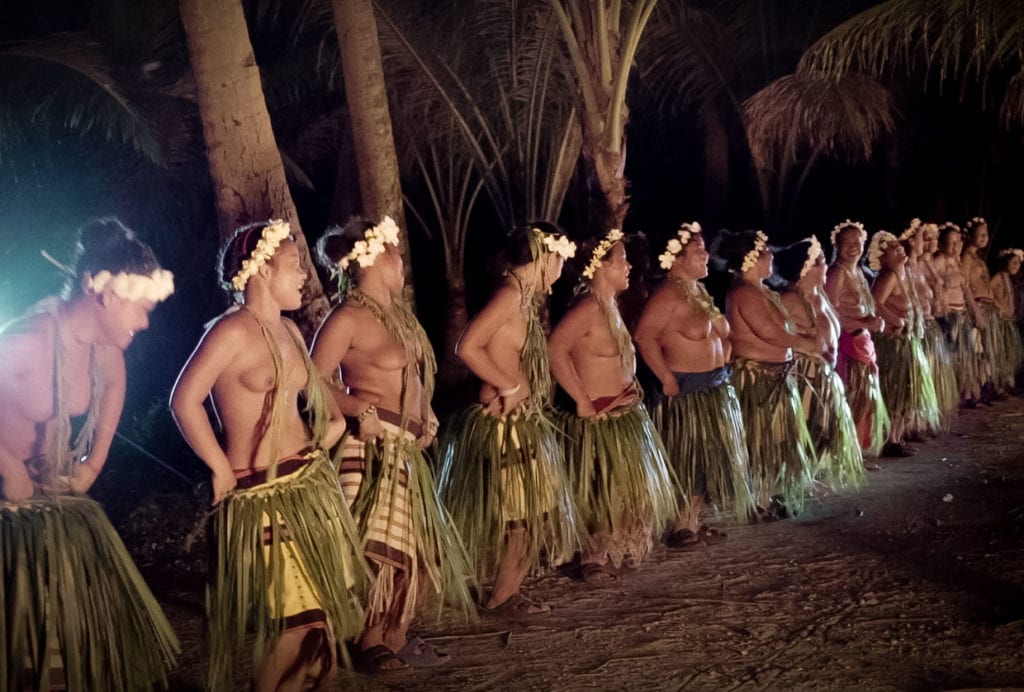 Nackte Naturvölker in Ifalik, Mikronesien