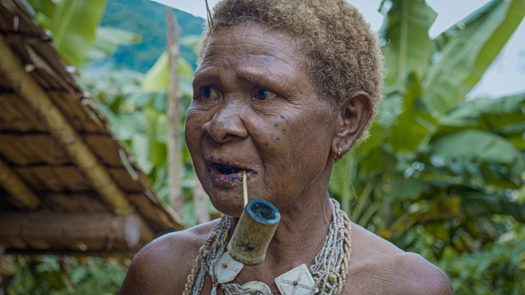 indigenes Gesichtstattoo in Melanesien